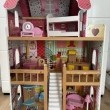 Duży drewniany 3-piętrowy domek dla lalek z tarasem i zestawem mebli - ogłoszenia 2551289 | Kartuzy.info