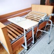 Sprzedam łóżko rehabilitacyjne sterowane pilotem z materacem oraz stolik i balkonik.  - ogłoszenia 2308435 | NowaGazeta.pl