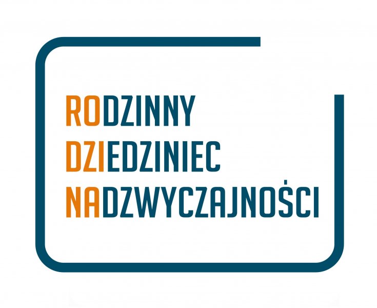 Kadr: Rodzinny Dziedziniec Nadzwyczajności