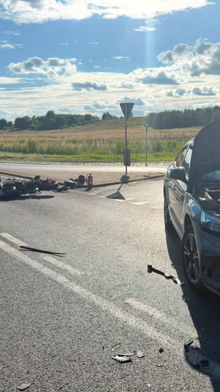 Dramatyczne sceny przy stacji paliw. Zderzenie motocykla z SUV-em!
