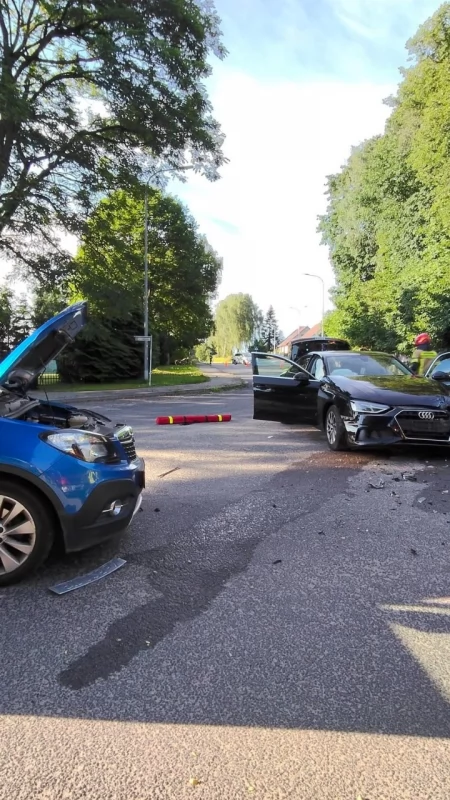 Trzy osoby w szpitalu po zderzeniu na skrzyżowaniu w centrum wsi!