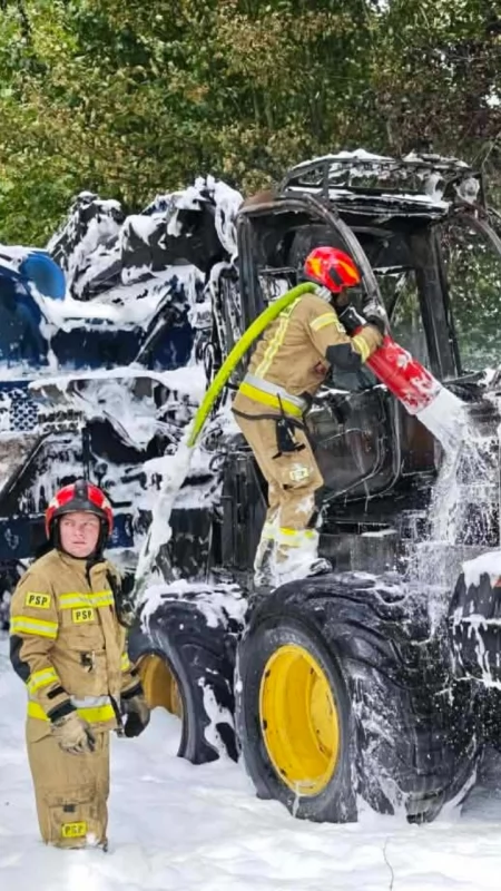Harvester stanął w płomieniach. Strażacy ruszyli do akcji między Bielawą a Radawnicą