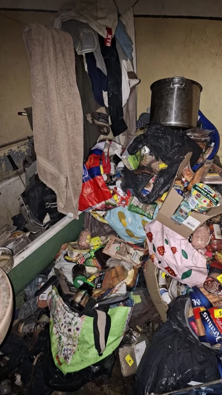 Wrócili do mieszkania z odpadami. Sąsiedzi przerażeni