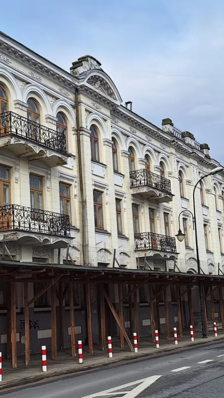 Na ratunek zabytkowej kamienicy w centrum Płocka... Uczelnia pozyskała dotację na wstępne prace