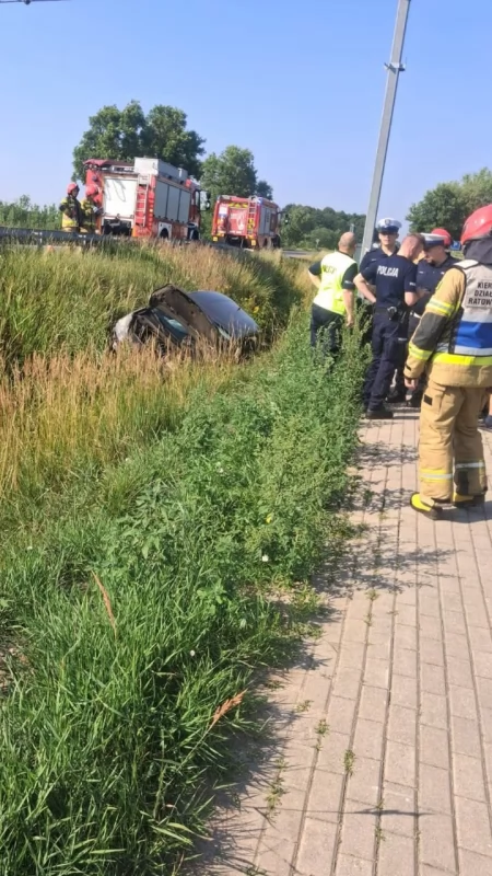 Wylądował w rowie - wypadek na DK92 w Starym Dębsku