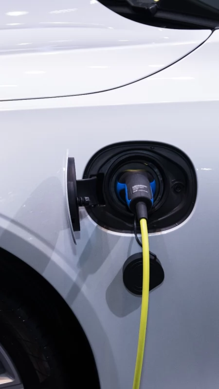 Czy hybryda plug-in to dobry wybór dla kierowców pokonujących długie trasy?