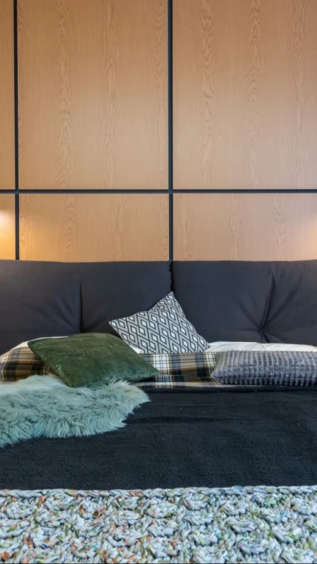 Kinkiety do sypialni zamiast lampek nocnych – kiedy to się sprawdza?