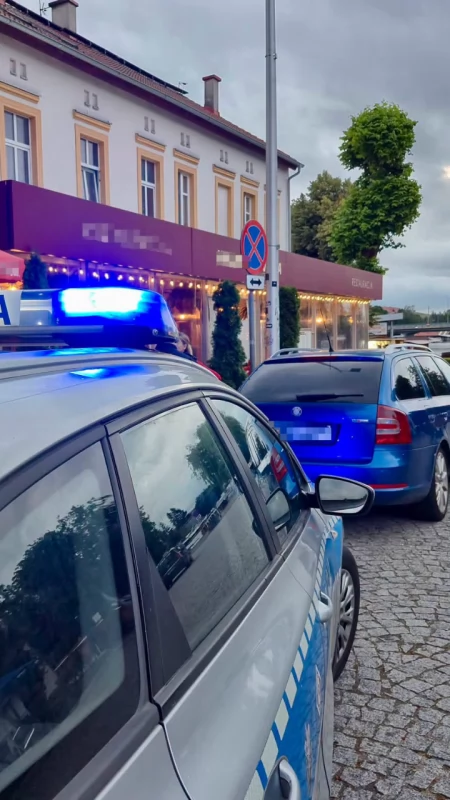 Parkowanie na Placu Wolności w Mikołajkach pod lupą policji