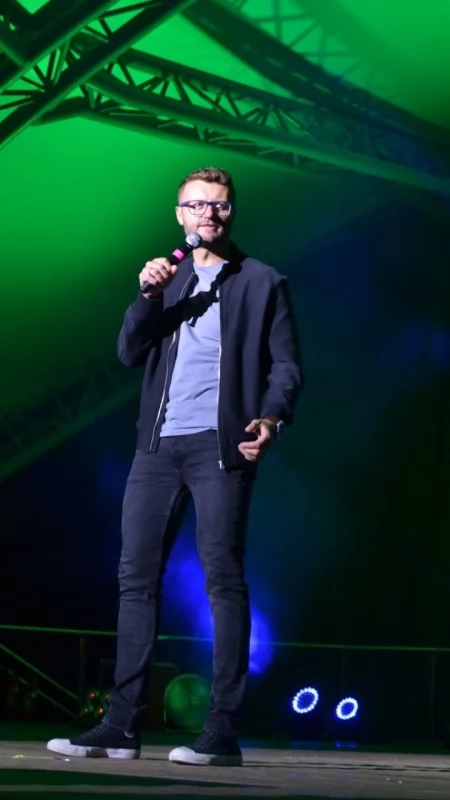 Kacper Ruciński ponownie w Mrągowie. Komik wraca do nas z nowym programem