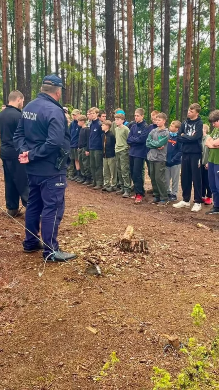 Policjanci odwiedzili obozy w Mojtynach i Zyzdrojowej Woli. Rozmawiali z młodzieżą o bezpieczeństwie