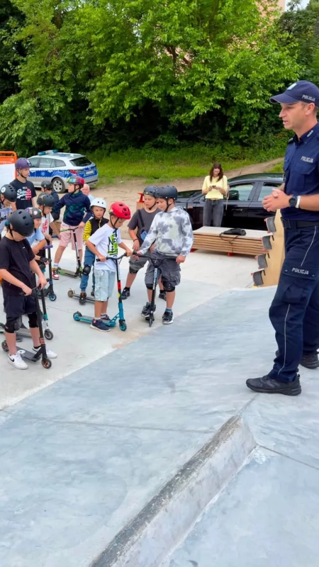 Policjanci z Mrągowa spotkali się z młodymi miłośnikami deskorolek i hulajnóg