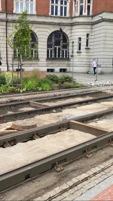 Już ponad miesiąc temu zakończył się remont torowiska na rynku, a nawierzchnia nadal jest rozgrzebana