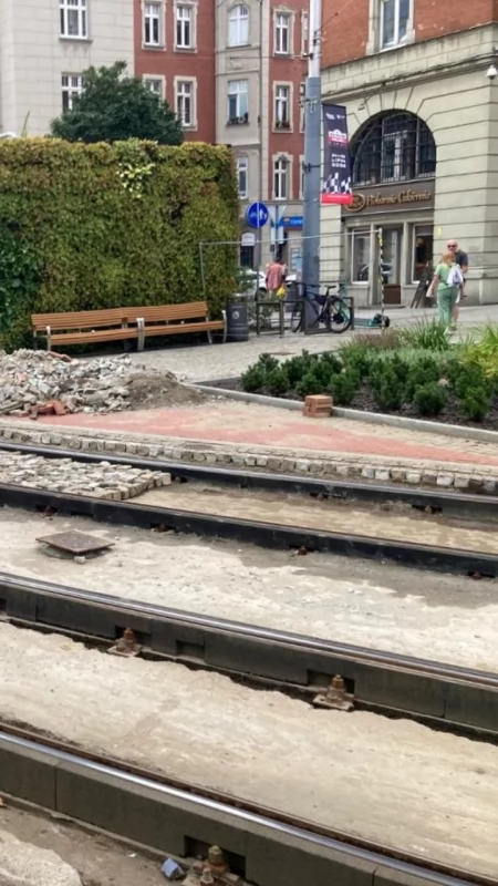 Po 1,5 miesiąca wracają na rozkopane torowisko przy Rynku. Będą utrudnienia w ruchu tramwajów
