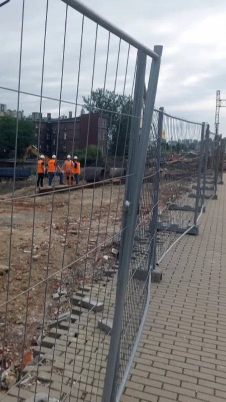 Postępuje rozbiórka wiaduktu w Szopienicach. Piesi znów przejdą ul. Lwowską