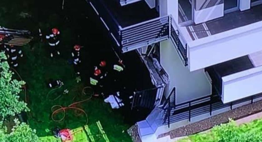 PILNE! Zarwany balkon spadł na człowieka
