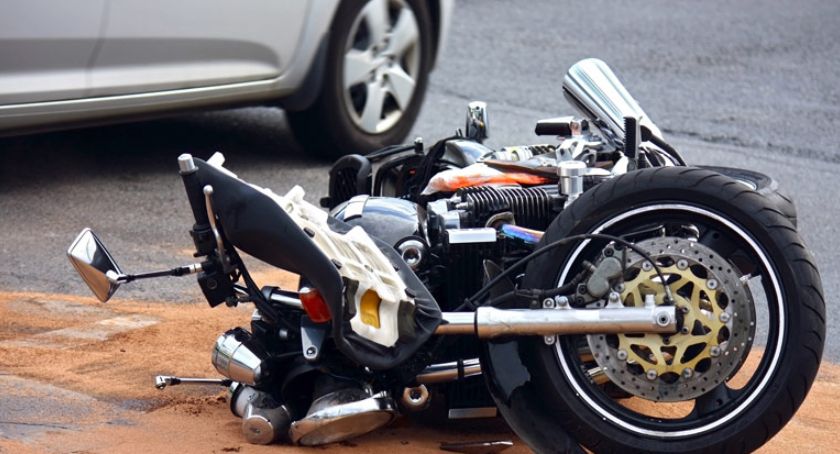 Ul. Białołęcka i ul. Płochocińska - wypadek z udziałem motocykla.