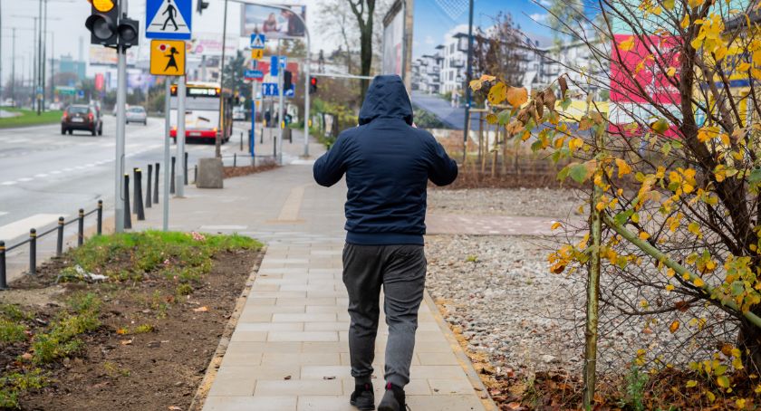 Nowe płyty zamiast dziurawego asfaltu i kostki - chodnik wzdłuż Modlińskiej wyremontowany