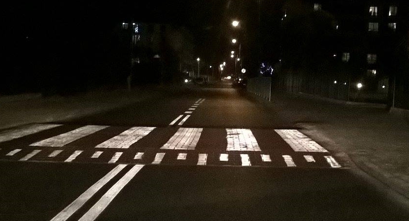 Spowalniacze i przejście już są. Bezpieczniej przy szkole na Sprawnej