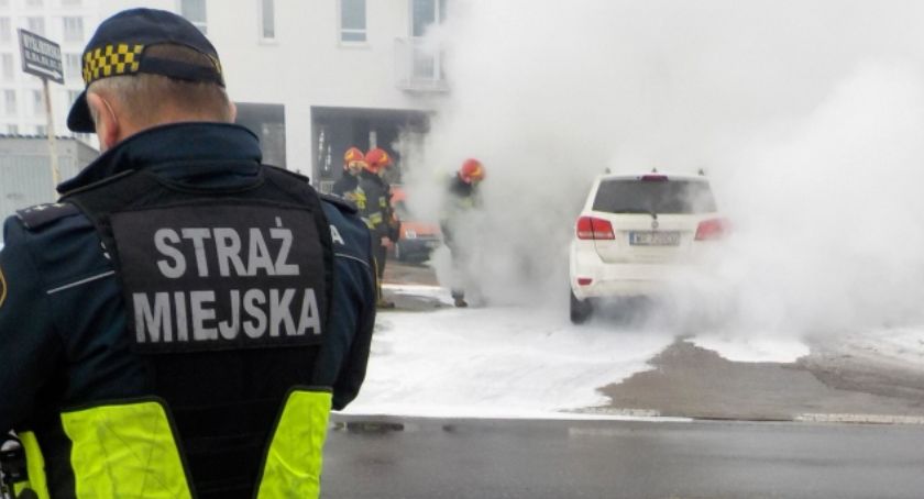 Kobieta z maleńkim dzieckiem jechała samochodem, kiedy zaczął się palić...
