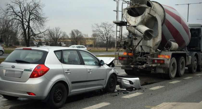 Kia wjechała w betoniarkę. O krok od tragedii...