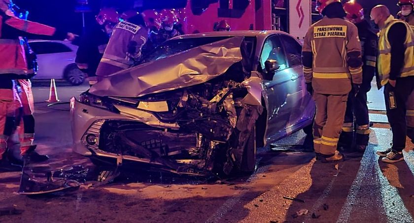 Skradzioną toyotą doprowadził do wypadku i uciekł z miejsca zdarzenia. Trwają poszukiwania sprawcy