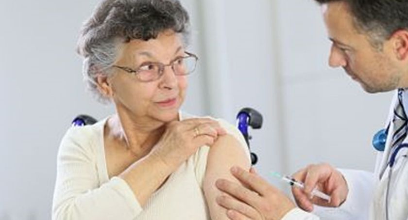 Seniorze, zaszczep się na grypę! Które przychodnie biorą udział w programie bezpłatnych szczepień 65+?