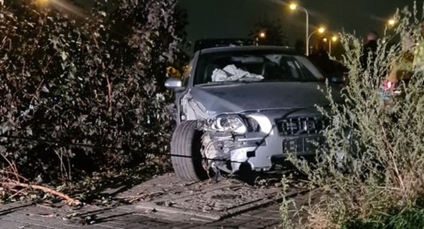 Staranował słupki, znak drogowy i sygnalizator świetlny. Zatrzymał się w krzakach