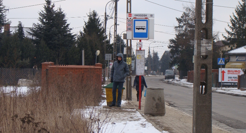 Ponad 200 przystanków bez wiat i urzędnicze 