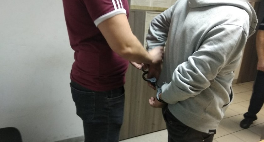Próbował zapłacić zastrzeżoną kartą za zakupy o wartości 7,49 zł. Wylądował na komisariacie
