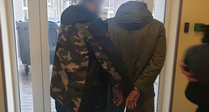 Pobił partnerkę, później zaatakował policjantów i groził, że zwolni ich ze służby
