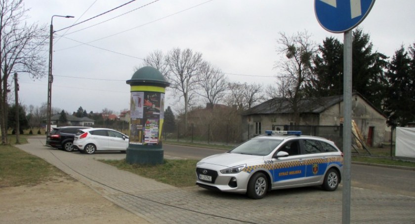 Nikt nie zgłosił, że nad chodnikiem wisi przewód [ZDJĘCIA]