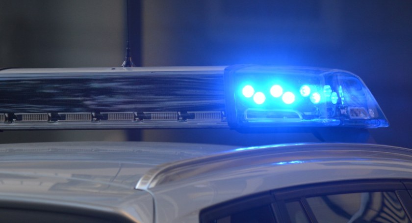 Policjant jechał do pracy, po drodze uratował mężczyznę stojącego za barierkami 