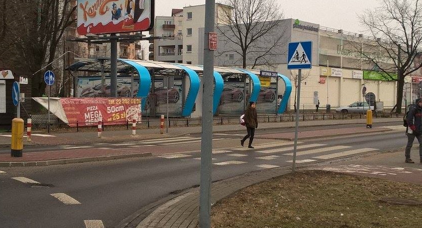 Samochód potrącił dziecko na pasach, nie pomógł nikt. Tutaj jest bardzo niebezpiecznie!