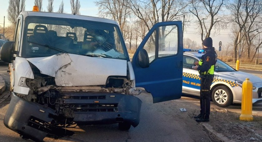 Kierowca lawety wjechał w latarnię, a potem dziwnie się tłumaczył [ZDJĘCIA]