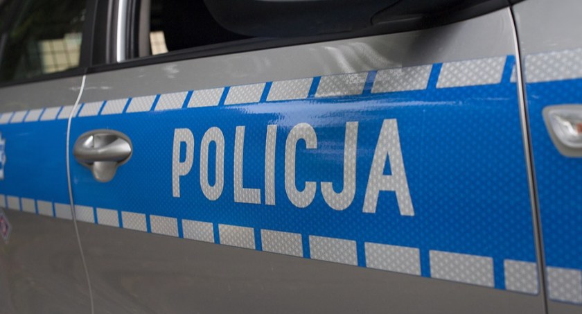 Policyjny radiowóz uderzył w bariery