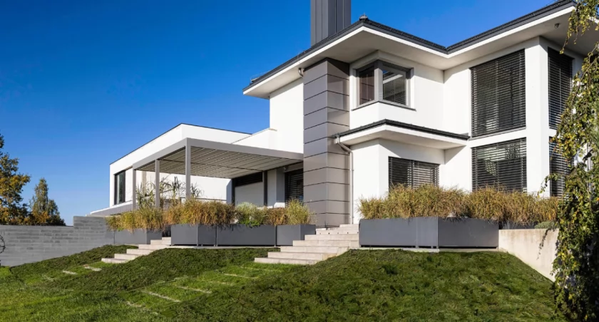 Zadaszenia tarasowe z funkcjami smart home – czy to dobra inwestycja?
