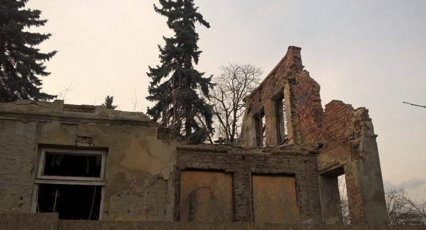 Willa Topolanka w ruinie i ... śmieciach