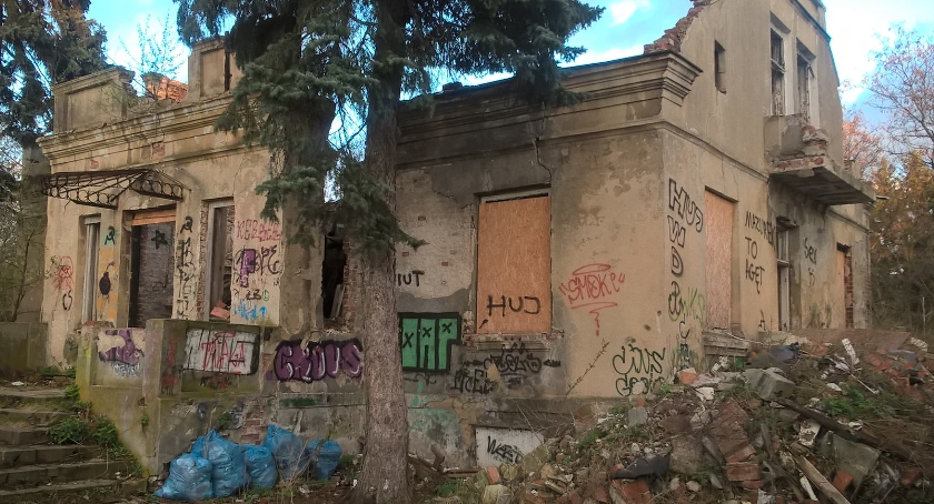 Ruszyły porządki przy Willi Topolance!