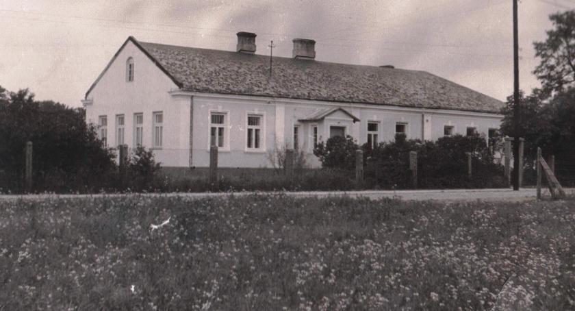 Szkoła wśród lasów z wielką historią – SP 154