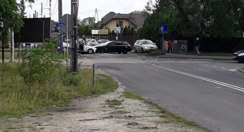 Wypadek na skrzyżowaniu, autobusy na objazdach. 