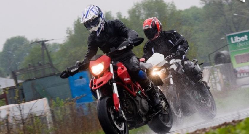 Polewanie jezdni wodą - niebezpieczne pułapki dla motocyklistów na Białołęce