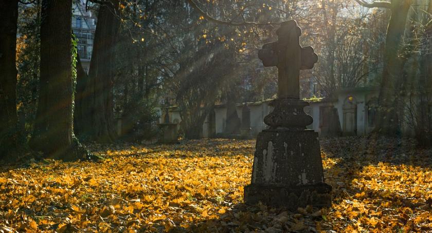 Zamknięte ulice, zmiany w komunikacji - przed nami Wszystkich Świętych