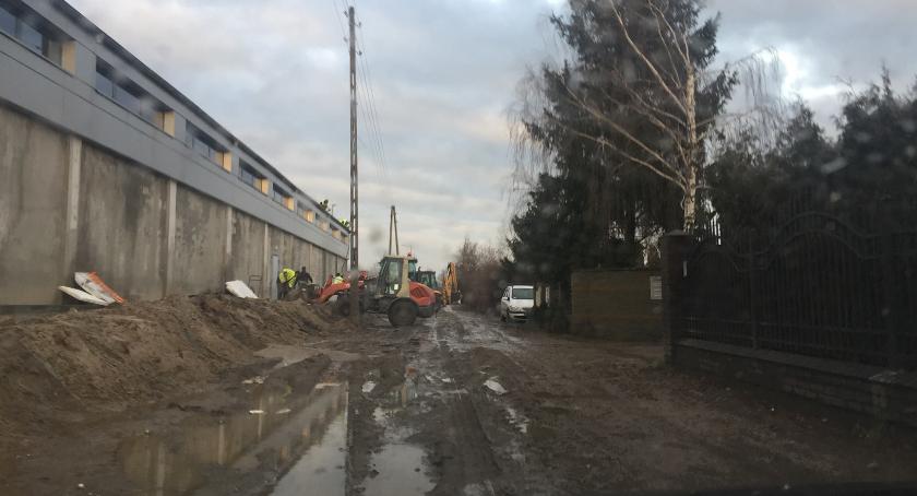 Powstaje sklep, mieszkańcy brodzą w błocie