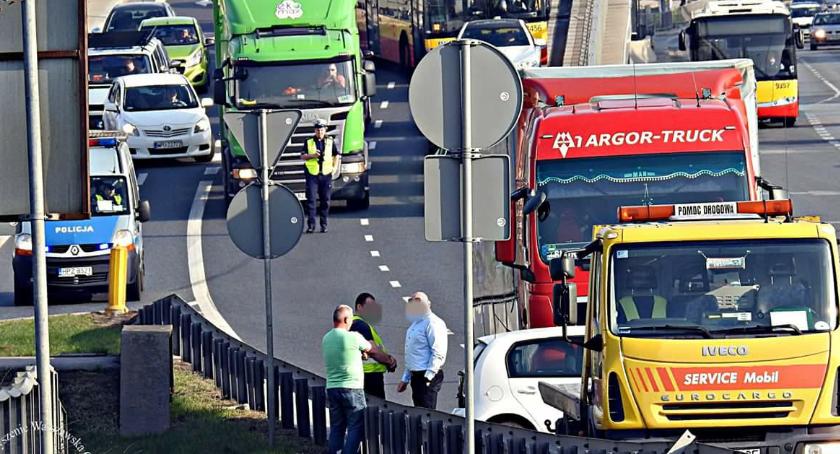 Wczorajszy wypadek na zjeździe z TT. TIR pchał auto niemal 100 metrów...[ZDJĘCIA]