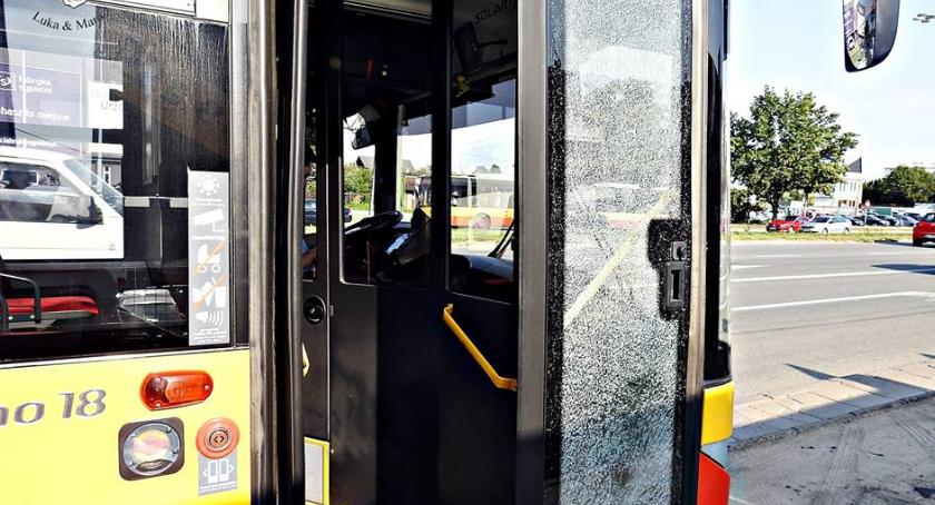 Kamień spod kosiarki zbił szybę w autobusie na Modlińskiej