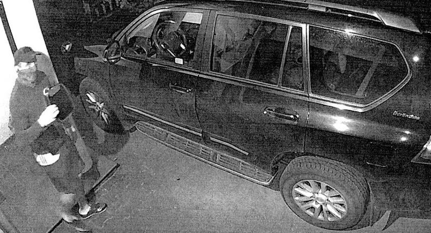 Wtargnął na posesję przy Kamykowej. Szuka go policja