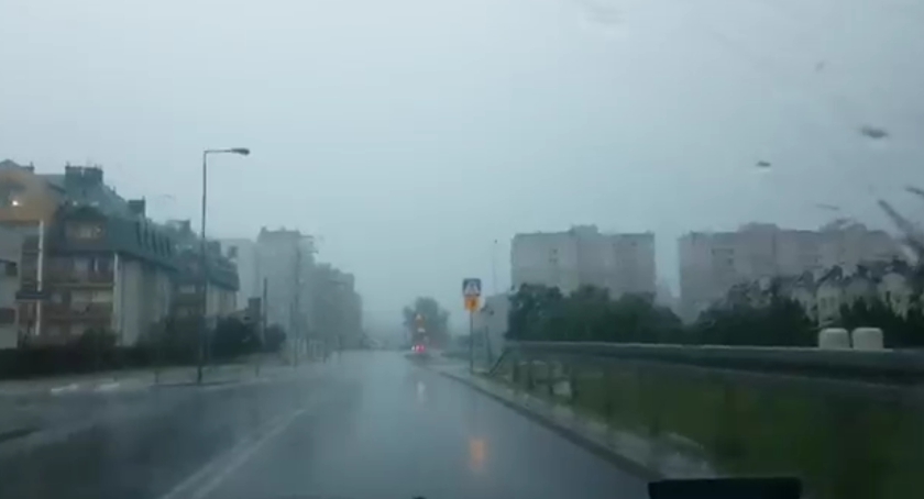 Ściana deszczu na Białołęce. Fatalne warunki drogowe. [FILM]