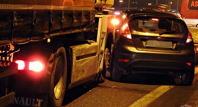 Auto osobowe zmieniało pas. Nie zauważył go kierowca ciężarówki [ZDJĘCIA]