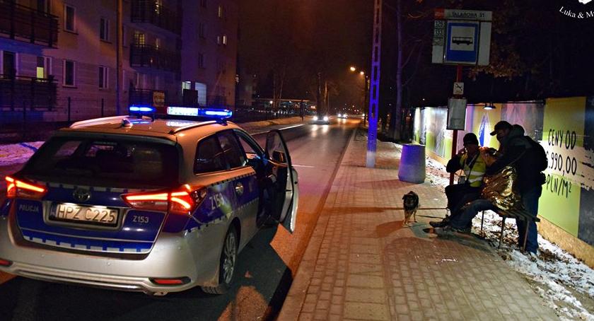Spał na przystanku przy Mehoffera. Uratowali go fotoreporterzy [ZDJĘCIA]