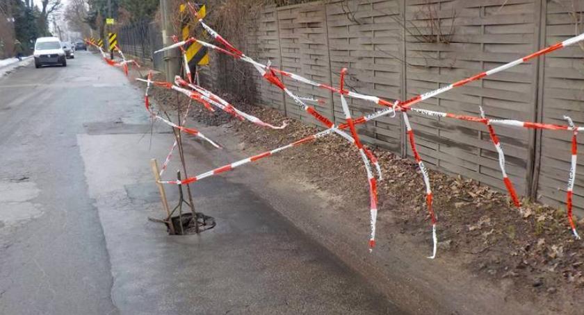 Pozornie niewielka a głęboka na... 2 metry! Wyrwa na Kołacińskiej